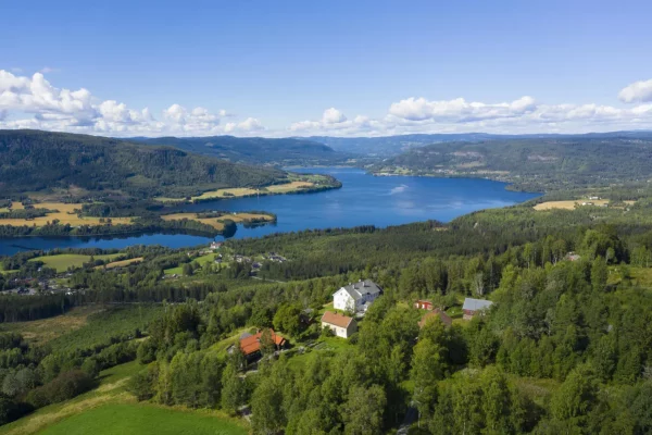 Dronebilde_over_Granum_g_rd_med_utsikt_mot_Randsfjorden_Hans_Haug_599b494f-8027-4671-a705-48e6db996601
