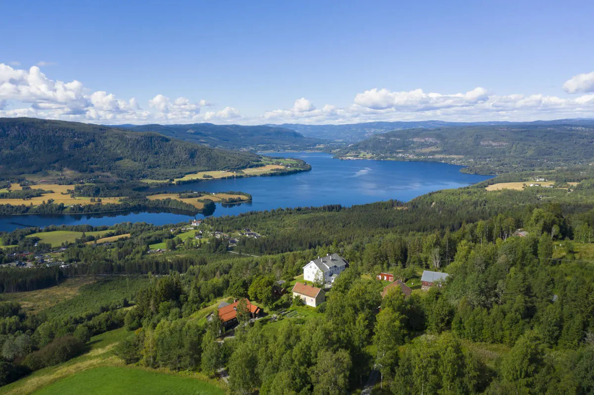 Dronebilde_over_Granum_g_rd_med_utsikt_mot_Randsfjorden_Hans_Haug_599b494f-8027-4671-a705-48e6db996601