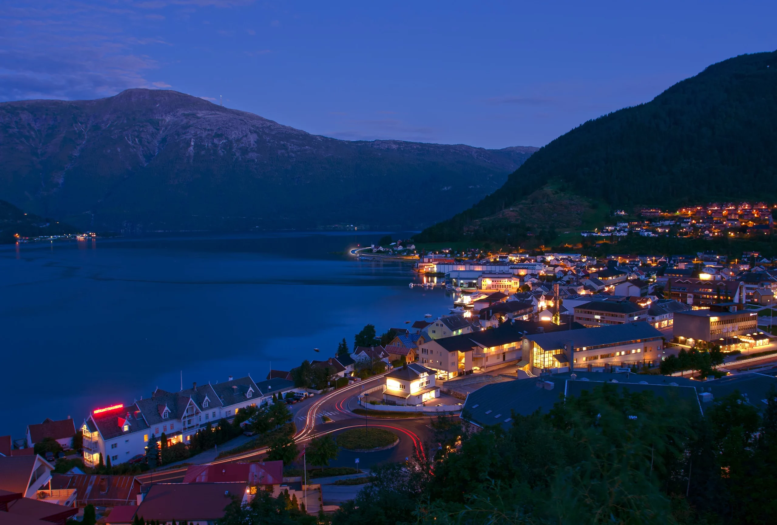 Sogndal_by_night